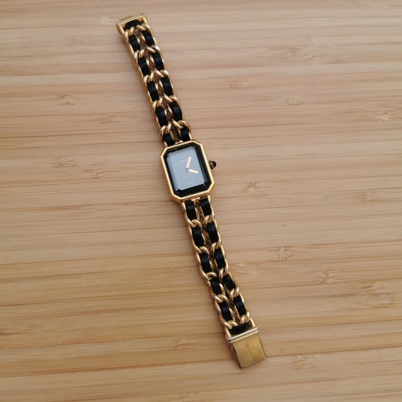 AUTHENTIC CHANEL watch with box size M - Picture 3 of 16